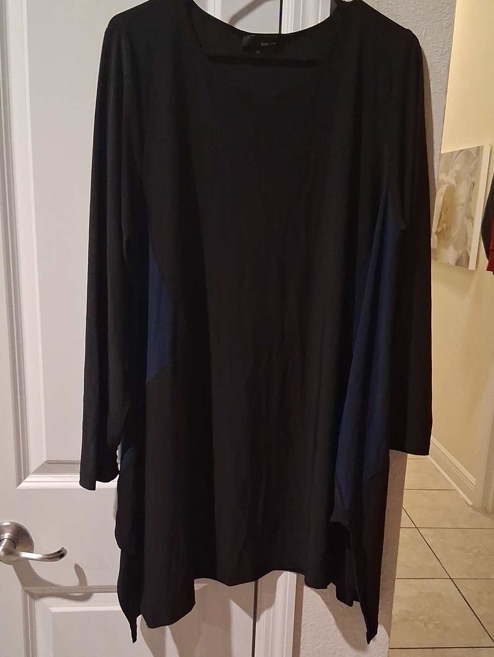 F:  Women's Black Long-Sleeve Tunic Top